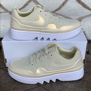 NIKE W AJ 1 JESTER XX LOW LACED SE FOSSIL-WHITE